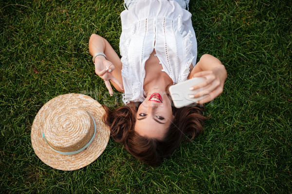 Wesoły młoda kobieta leży trawy obraz Zdjęcia stock © deandrobot
