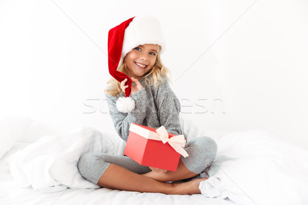 Charmant meisje aanraken hoed geschenkdoos Stockfoto © deandrobot