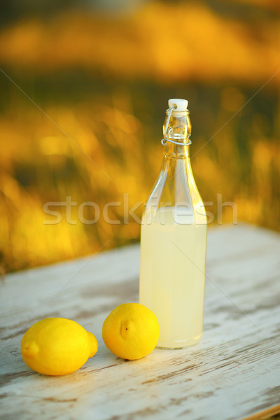 Limonada concentra lămâie tabel bea sticlă Imagine de stoc © deandrobot