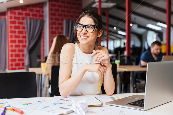 Stockfoto: Glimlachend · mooie · jonge · zakenvrouw · bril · vergadering