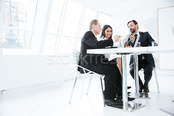 Au-dessous vue équipe commerciale conférence séance table Photo stock © deandrobot