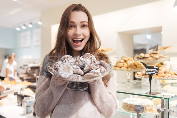 [[stock_photo]]: Faim · jeunes · dame · cookies · mains