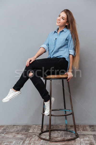 Porträt Frau Shirt posiert Stuhl Studio Stock foto © deandrobot