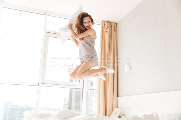 Gelukkig mooie dame springen bed Stockfoto © deandrobot