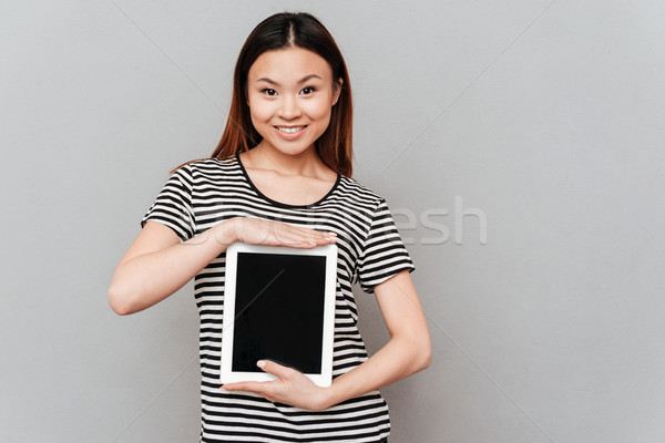 Glücklich jungen hübsche Frau Display Tablet-Computer Stock foto © deandrobot