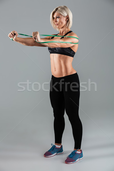 Porträt konzentrierter muskuläre Erwachsenen Sportlerin Stock foto © deandrobot