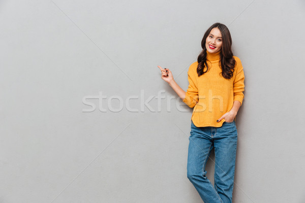Uśmiechnięty brunetka kobieta sweter ramię kieszeni Zdjęcia stock © deandrobot