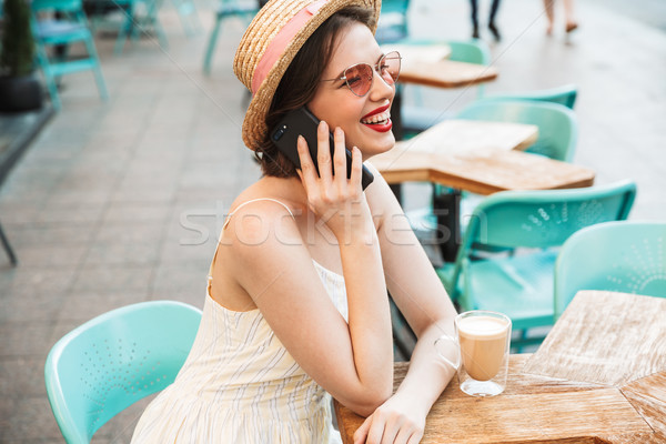 Foto stock: Vista · lateral · feliz · mulher · vestir · chapéu · de · palha · falante