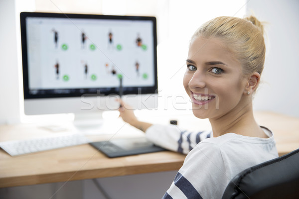 Femeie fotografie editor lucru calculator fericit Imagine de stoc © deandrobot