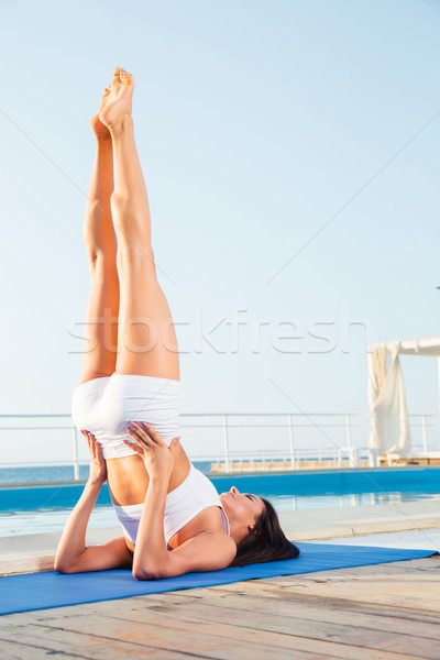 Vrouw schouder stand jonge vrouw yogamat buitenshuis Stockfoto © deandrobot