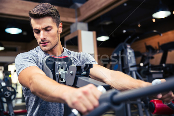 Homme entraînement fitness machine gymnase portrait [[stock_photo]] © deandrobot