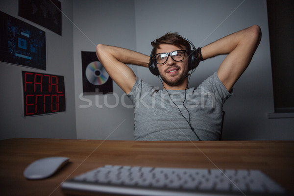 暢快 男子 坐在 聽音樂 計算機 商業照片 © deandrobot
