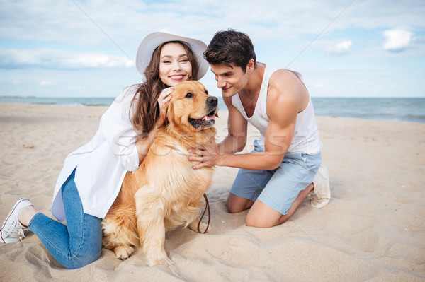 Сток-фото: любви · сидят · пляж · собака · молодые