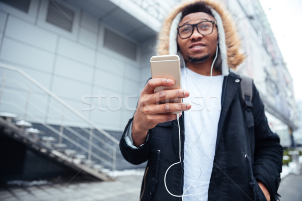 African schöner Mann hören Musik Foto Stock foto © deandrobot