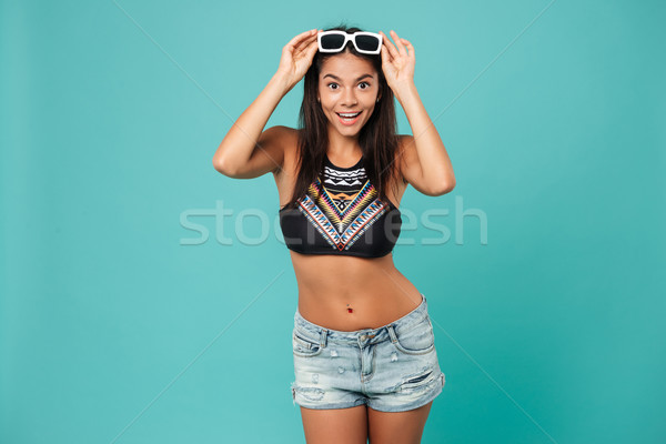 Atraente jovem feliz mulher óculos de sol Foto stock © deandrobot