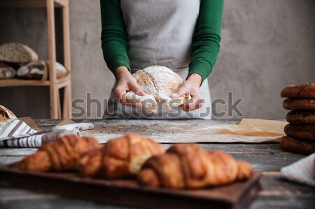 Foto junger Mann Bäcker stehen Croissants halten Stock foto © deandrobot