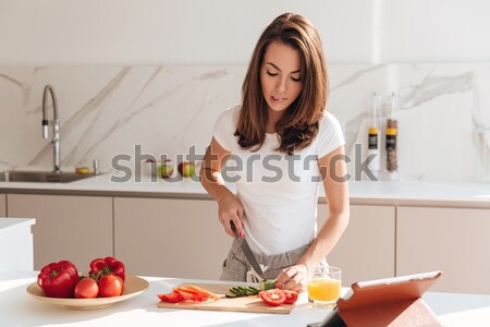 Stock fotó: Megrémült · fiatal · nő · főzés · saláta · konyha · táblagép