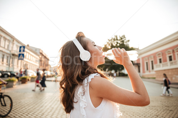 Zdumiewający młoda kobieta odkryty zdjęcie patrząc słuchania Zdjęcia stock © deandrobot