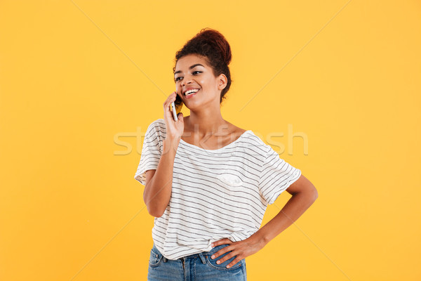 Vrolijk positief vrouw praten telefoon geïsoleerd Stockfoto © deandrobot