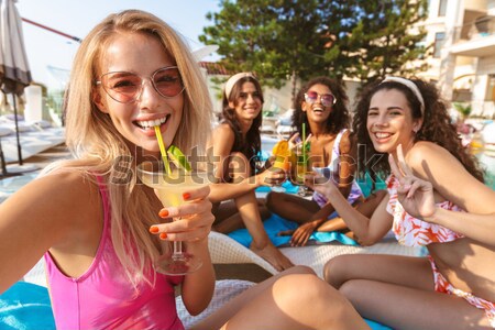 Bild vier aufgeregt junge Frauen Badebekleidung stehen Stock foto © deandrobot