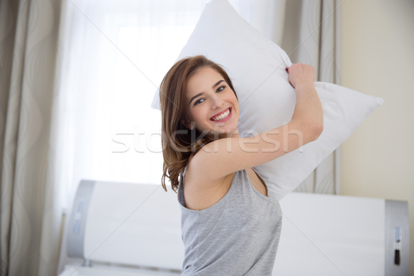 Portrait femme souriante oreiller maison maison [[stock_photo]] © deandrobot