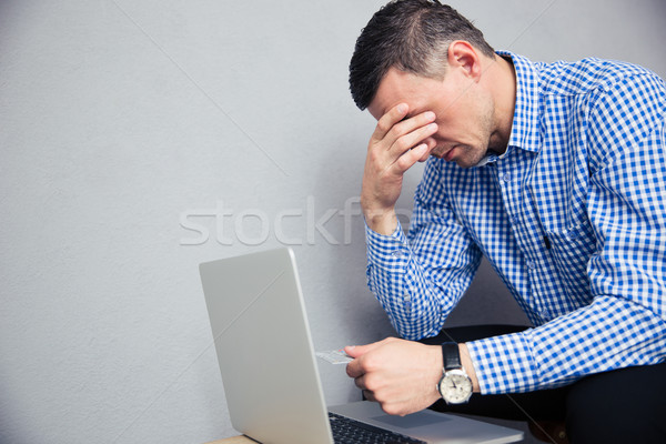 Depressief man creditcard grijs haren Stockfoto © deandrobot
