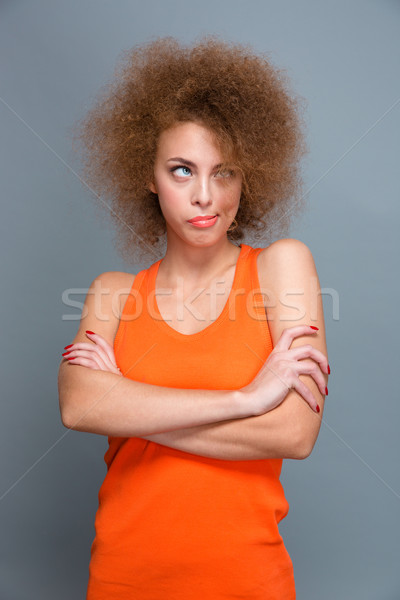 Unatkozik bosszús fürtös nő pózol karok Stock fotó © deandrobot