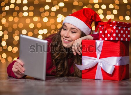 Nadenkend glimlachende vrouw vloer tablet glimlachend jonge vrouw Stockfoto © deandrobot