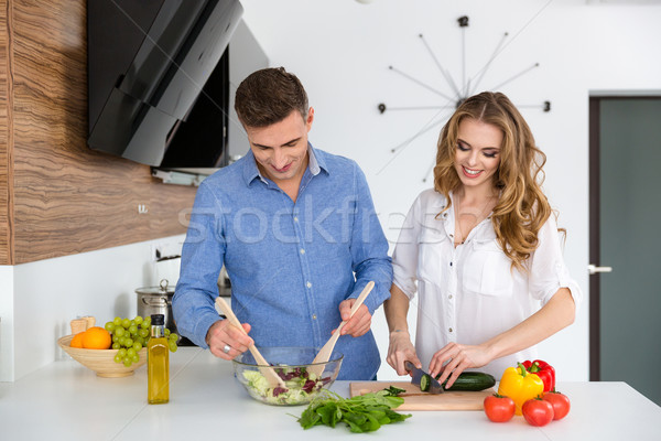 Frumos cuplu gătit alimente sanatoase împreună în picioare Imagine de stoc © deandrobot