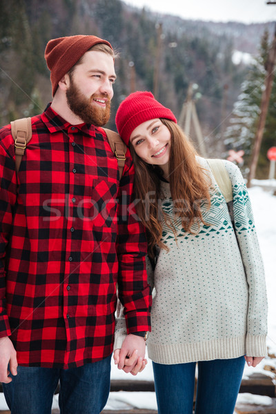 Foto stock: Casal · em · pé · juntos · ao · ar · livre · feliz