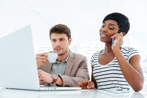 [[stock_photo]]: Femme · parler · téléphone · portable · travail · sérieux · homme