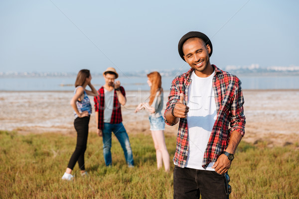 Stockfoto: Gelukkig · man · tonen · vrienden · praten