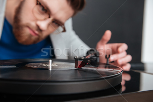Adam gramofon görüntü yalıtılmış siyah Stok fotoğraf © deandrobot