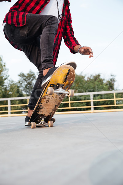 Jonge donkere vent skateboarding foto natuur Stockfoto © deandrobot