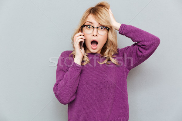 Сток-фото: удивленный · женщину · говорить · фиолетовый · свитер