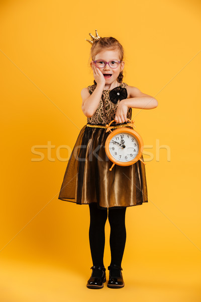 Foto stock: Little · girl · criança · relógio · alarme