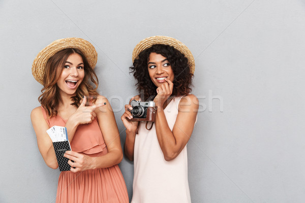 Portret twee blijde jonge vrouwen zomer kleding Stockfoto © deandrobot