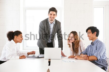 Stock foto: Verwechselt · junger · Mann · halten · Laptop · stehen · Tabelle