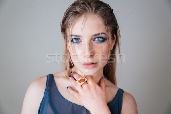 Mujer ojos azules mirando cámara belleza retrato Foto stock © deandrobot