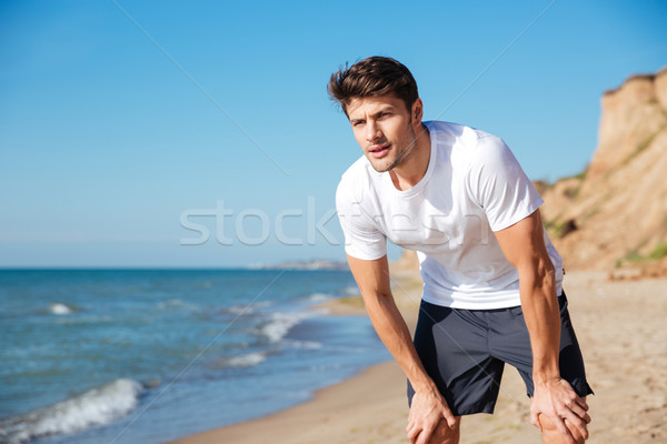 Uomo bianco tshirt pantaloncini piedi spiaggia Foto d'archivio © deandrobot