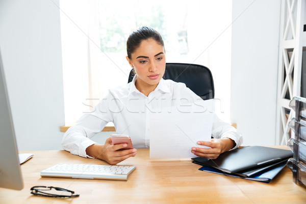 Stockfoto: Jonge · ernstig · zakenvrouw · naar · documenten