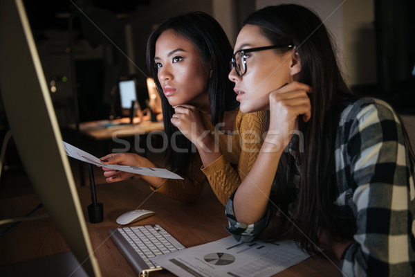 Foto stock: Dois · concentrado · empresárias · trabalhando · tarde · noite