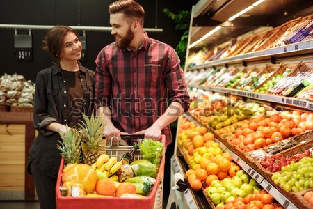 Fiatal szerető pár áruház választ gyümölcsök Stock fotó © deandrobot