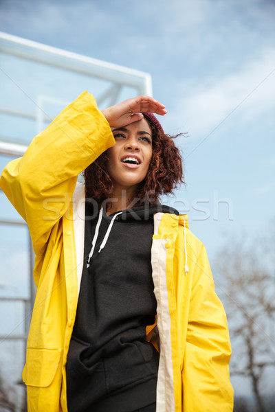 Concentré africaine jeunes dame marche [[stock_photo]] © deandrobot