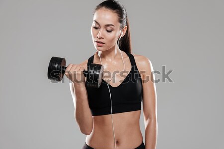 Porträt motiviert muskuläre Sportlerin halten Hantel Stock foto © deandrobot