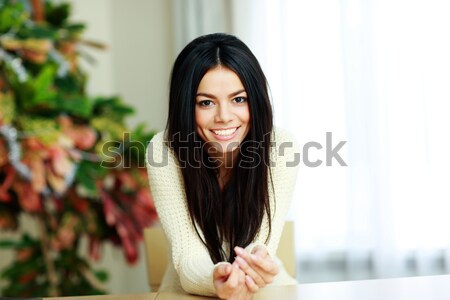 Jonge mooie gelukkig vrouw vergadering fauteuil Stockfoto © deandrobot