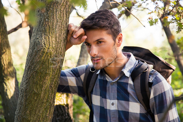 Retrato masculino andarilho em pé floresta Foto stock © deandrobot