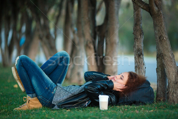 Foto stock: Mulher · grama · verde · escuta · música · retrato · mulher · jovem