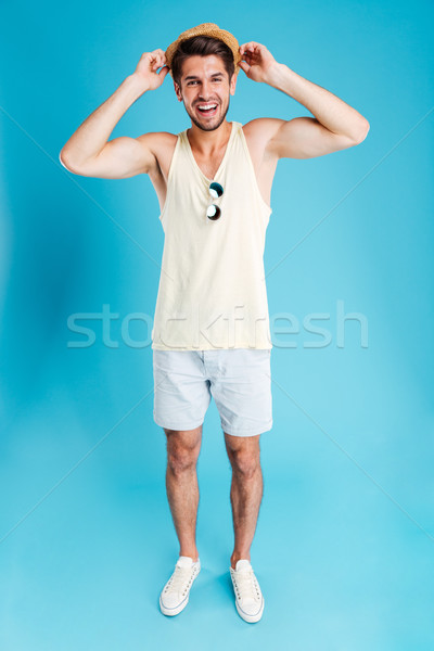 Gelukkig jonge man shorts hoed permanente Stockfoto © deandrobot