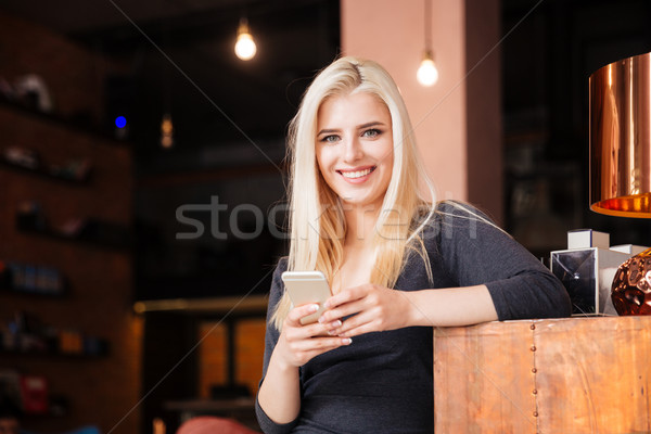 Foto stock: Primer · plano · retrato · recepcionista · salón · de · belleza · sonriendo · femenino